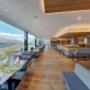 Panoramabar im Hotel Schütterhof in Schladming mit Blick auf das Ennstal und den Dachsteingletscher