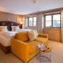 Platin Suite im Sonnenburg Stammhaus mit doppelt Bett und gelbem Sofa Platin Suite im Sonnenburg Stammhaus mit doppelt Bett und gelbem Sofa