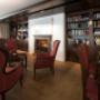 Bibliothek mit Kamin und rote Sessel Bibliothek mit Kamin und rote Sessel