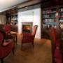 Bibliothek mit Kamin und rote Sessel