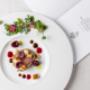 Gourmetgericht auf weißem Teller im Gourmetrestaurant Textur in Lech