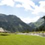 Liegestuhl auf Wiese mit Bach und Bergpanorama Lech Liegestuhl auf Wiese mit Bach und Bergpanorama Lech