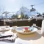Dessert auf  der Sonnenterrasse im Winter mit Bergen und blauem Himmel