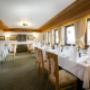 Tische im Restaurant im Familienhotel Sonnenburg