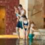 Familie im Pool im Familienhotel Sonnenburg