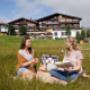 Picknick in Wiese vor dem Familienhotel Sonnenburg
