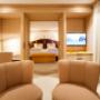 Gold Junior Suite im Sonnenburg Stammhaus mit Doppelbett und Wohnbereich mit Sitzgelegenheit