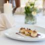 Gefuellte Zwiebel auf eingedecktem Tisch im Restaurant Sonnenburg
