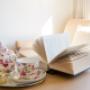Beistelltisch mit Teekanne und aufgeschlagenem Buch im Literaturhotel Beistelltisch mit Teekanne und aufgeschlagenem Buch im Literaturhotel