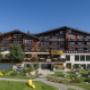 Außenansicht Literaturhotel Sonnenburg mit grüner Liegewiese und blauem Himmel Außenansicht Literaturhotel Sonnenburg mit grüner Liegewiese und blauem Himmel