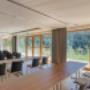 Kongressraum im Sommer mit Tischreihen und Glasfront zur Terrasse und Bergen