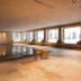 Indoor pool mit Panoramafenster auf und Blick auf Berge Indoor pool mit Panoramafenster auf und Blick auf Berge