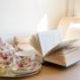 Beistelltisch mit Teekanne und aufgeschlagenem Buch im Literaturhotel