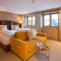 Platin Suite im Sonnenburg Stammhaus mit  doppelt Bett und gelbem Sofa