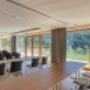 Kongressraum im Sommer mit Tischreihen und Glasfront zur Terrasse und Bergen Kongressraum im Sommer mit Tischreihen und Glasfront zur Terrasse und Bergen
