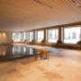 Indoor pool mit Panoramafenster auf und Blick auf Berge