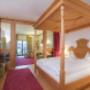 Junior Suite im Sonnenburg Landhaus mit Himmelbett und Wohnbereich