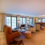 Helle Kaminlobby mir Sessel und Sofa im Familienhotel