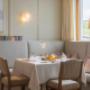 Gedeckter Tisch im hellen Gourmetrestaurant Textur in Oberlech