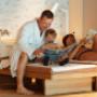 Familie auf Poolliegen mit Büchern im Familienhotel Sonnenburg