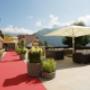 Sonnenterrasse mit Lounge und Sonnenschirm und mit Blick auf die Berge