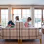 Lesende Kinder in Kaminlobby in bequemen Sessel