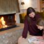 Familie vor Kamin mit Buch im Literaturhotel