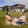 Picknick in Wiese vor dem Familienhotel Sonnenburg Picknick in Wiese vor dem Familienhotel Sonnenburg