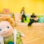 Bunter Kinderwelt mit Spielsachen und  Kinder mit Betreuerin im Familienhotel Sonnenburg