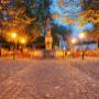 Abendstimmung im Klostergasthof: beleuchteter Brunnen im Hof, Herbstlaub und Gastgarten vor dem Stift Heiligenkreuz – gemütliches Kloster bei Wien und eines der Ausflugsziele Niederösterreich.