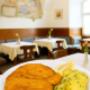 Knuspriges Wiener Schnitzel mit Petersilkartoffel im Klostergasthof beim Stift Heiligenkreuz – beliebtes Kloster bei Wien und kulinarische Ausflugsziele Niederösterreich.