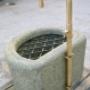 Granitstein-Trog mit Messing-Armatur und Brunnengitter Granitstein-Trog mit Messing-Armatur und Brunnengitter