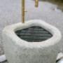 Kleiner halbrunder Granitstein-Brunnen mit Messing-Armatur mit verstecktem Gardena-Anschluss, passgenauem Brunnengitter und Überlaufrohr. Kleiner halbrunder Granitstein-Brunnen mit Messing-Armatur mit verstecktem Gardena-Anschluss, passgenauem Brunnengitter und Überlaufrohr.
