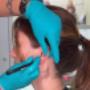 Ohrlochstechen bei Juwelier Wilmsen Wien – präzises Anzeichnen der Ohrlöcher