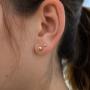 Frisch gestochenes zweites Ohrloch mit medizinischen Ohrsteckern bei Juwelier Wilmsen Wien
