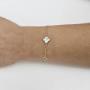 Zartes Gelbgold Armband mit 3 Kleeblatt Elementen, das mittlere Element ist mit Perlmutt gefüllt