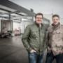 „Der persönliche Kontakt zu unseren Kunden und die perfekte Servicierung ihrer Wünsche zeichnen uns aus. Als Familienbetrieb liefern wir nur die besten Lebensmittel und sind ein verlässlicher Partner für die Gastronomie – vom einfachen Imbissstand bis hin zum hochklassigen Gourmetrestaurant.“
Thomas & Markus Brandstätter „Der persönliche Kontakt zu unseren Kunden und die perfekte Servicierung ihrer Wünsche zeichnen uns aus. Als Familienbetrieb liefern wir nur die besten Lebensmittel und sind ein verlässlicher Partner für die Gastronomie – vom einfachen Imbissstand bis hin zum hochklassigen Gourmetrestaurant.“
Thomas & Markus Brandstätter