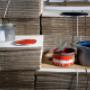 Wograndl Druck_Druckerei, Farben, Farbdosen, Pantone, Print, Farbdruck, Karton, Rot, kräftige Farben