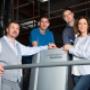 Wograndl Druck_Geschäftsleitung mit modernen Druckmaschinen im Offsetdruck, Team, Leitung, Mitarbeiter, Familie, Management, Generation, Druckmaschine, Familienunternehmen
