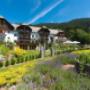 Wander- & Wohlfühlhotel Landhof Irschen - Unser kleines Wohlfühlhotel liegt mitten im Grünen, im idyllischen Kräuterdorf Irschen hoch über dem Drautal. Helle, sonnendurchflutete und mit Naturmöbeln ausgestattete Zimmer und Suiten, kulinarisch hochwertige Genüsse aus regionaler Herkunft, herrliche, abwechslungsreiche Wanderwege in fast unberührter Natur, natürliche Erfrischung im Naturbadeteich und Erholung pur in unserer KräuterBadeStube. Wander- & Wohlfühlhotel Landhof Irschen - Unser kleines Wohlfühlhotel liegt mitten im Grünen, im idyllischen Kräuterdorf Irschen hoch über dem Drautal. Helle, sonnendurchflutete und mit Naturmöbeln ausgestattete Zimmer und Suiten, kulinarisch hochwertige Genüsse aus regionaler Herkunft, herrliche, abwechslungsreiche Wanderwege in fast unberührter Natur, natürliche Erfrischung im Naturbadeteich und Erholung pur in unserer KräuterBadeStube.