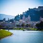 Blick auf die Zürcher Kantonalbank in Salzburg mit Altstadt und Festung Hohensalzburg im Hintergrund Blick auf die Zürcher Kantonalbank in Salzburg mit Altstadt und Festung Hohensalzburg im Hintergrund