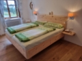 Zirbenbett mit Nachtablagen und Relax 2000 Schlafsystem