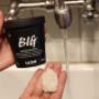Ein Shampoo mit handgeerntetem Meersalz und Sägetang für Glanz, Weichheit und Volumen.
Während das Meersalz voluminöses, volles Haar zaubert, wird es durch Extra Vergine Kokosöl und proteinreichen Sägetang gleichzeitig herrlich weich. Zitrone und Limette bringen es zum Glänzen. Du brauchst nur eine kleine Menge davon, die du dir ins nasse Haar einmassierst und anschließend auswäschst. Ein Shampoo mit handgeerntetem Meersalz und Sägetang für Glanz, Weichheit und Volumen.
Während das Meersalz voluminöses, volles Haar zaubert, wird es durch Extra Vergine Kokosöl und proteinreichen Sägetang gleichzeitig herrlich weich. Zitrone und Limette bringen es zum Glänzen. Du brauchst nur eine kleine Menge davon, die du dir ins nasse Haar einmassierst und anschließend auswäschst.