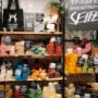 Unsere festen Hand- und Körperseifen bringen dir weiche und quietschsauber gereinigte Haut. Sie sind palmölfrei, unverpackt und überzeugen zuletzt mit ihren effektiven Inhaltsstoffen. Unsere festen Hand- und Körperseifen bringen dir weiche und quietschsauber gereinigte Haut. Sie sind palmölfrei, unverpackt und überzeugen zuletzt mit ihren effektiven Inhaltsstoffen.