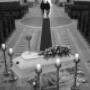 Würdevolle Trauerfeier in Wien mit Bestattung Hans Teufel: Ein feierlich geschmückter weißer Sarg in einer Kirche für eine pietätvolle Bestattung.