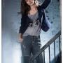 Chrisandres Moden - Frau in blauer Jeans und grauem T-shirt Chrisandres Moden - Frau in blauer Jeans und grauem T-shirt