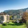 Hotel in Strobl Wolfgangsee
Brandauers Villen****
„Ankommen. Abschalten. Balance finden.“
See, Berge und ein Hotel zum Wohlfühlen: Das sind die drei besten Zutaten für einen unvergesslichen Urlaub am Wolfgangsee im Salzkammergut.
Im Vier Sterne Seehotel Brandauers Villen in Strobl werden alle Wünsche erfüllt. Von früh bis spät begleitet unsere Gäste der faszinierende Ausblick auf den glasklaren Wolfgangsee.
Moderne, helle Zimmer, hochwertige Kulinarik, exklusiver Seezugang und die optimale Lage zwischen Salzburg und Bad Ischl machen unser Seehotel zu einer Top-Location für Paare, Freunde und Familien. Hotel in Strobl Wolfgangsee
Brandauers Villen****
„Ankommen. Abschalten. Balance finden.“
See, Berge und ein Hotel zum Wohlfühlen: Das sind die drei besten Zutaten für einen unvergesslichen Urlaub am Wolfgangsee im Salzkammergut.
Im Vier Sterne Seehotel Brandauers Villen in Strobl werden alle Wünsche erfüllt. Von früh bis spät begleitet unsere Gäste der faszinierende Ausblick auf den glasklaren Wolfgangsee.
Moderne, helle Zimmer, hochwertige Kulinarik, exklusiver Seezugang und die optimale Lage zwischen Salzburg und Bad Ischl machen unser Seehotel zu einer Top-Location für Paare, Freunde und Familien.