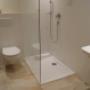 Badezimmer mit Dusche und WC