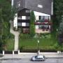 Hausansicht - kostenlose Parkplätze direkt vor dem Haus Hausansicht - kostenlose Parkplätze direkt vor dem Haus