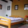 Schlafzimmer mit Doppelbett und Sofa Schlafzimmer mit Doppelbett und Sofa